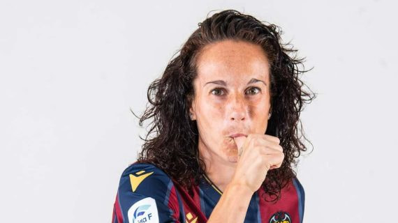 Alharilla, primera española que vuelve a jugar en Liga F tras ser madre, dedica sus goles a sus hijos.