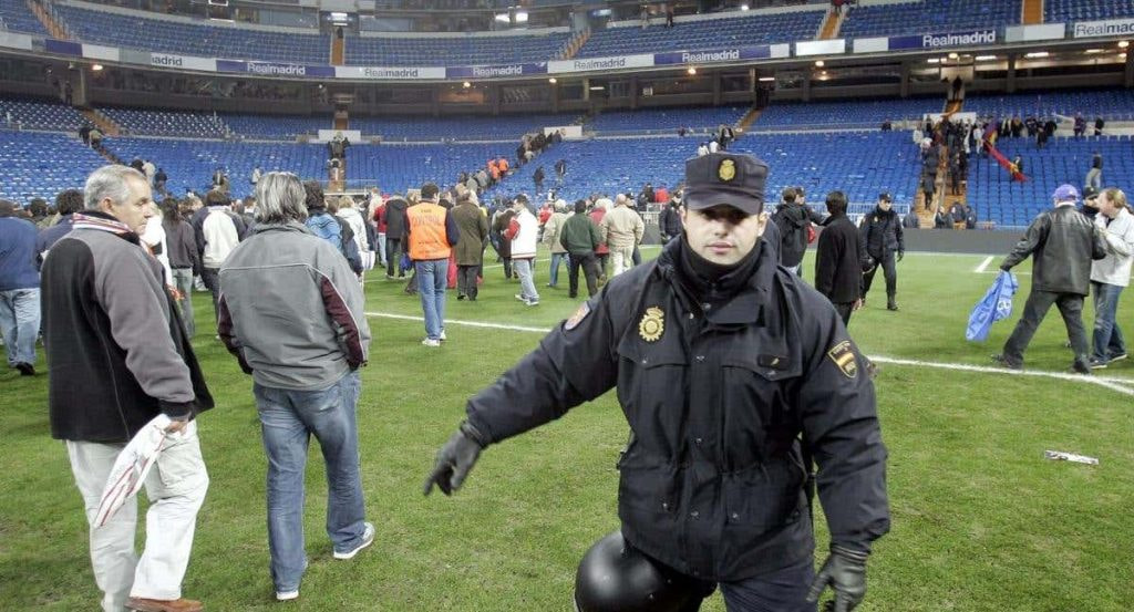 La policía desalojando el Santiago Bernabéu en 2004.