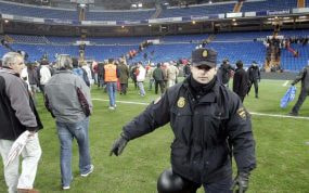 La policía desalojando el Santiago Bernabéu en 2004.