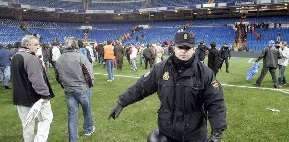 La policía desalojando el Santiago Bernabéu en 2004.