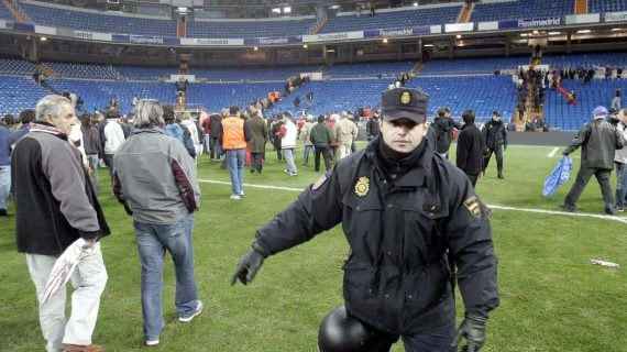 La policía desalojando el Santiago Bernabéu en 2004.