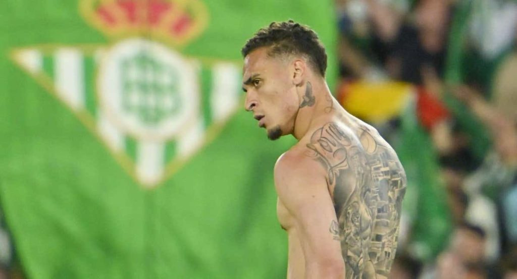 Antony celebra el triunfo en el derbi.