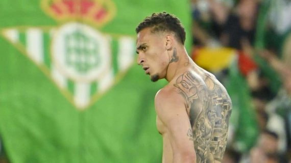 Antony celebra el triunfo en el derbi.