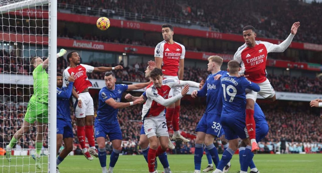 Mikel Arteta rematando un corner con el Arsenal.