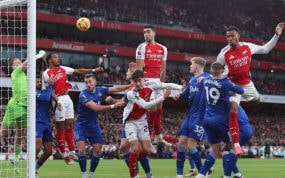 Mikel Arteta rematando un corner con el Arsenal.