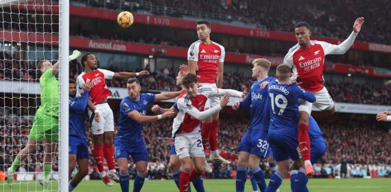 Mikel Arteta rematando un corner con el Arsenal.