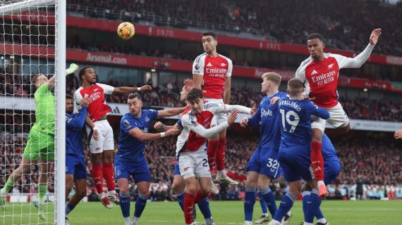 Mikel Arteta rematando un corner con el Arsenal.