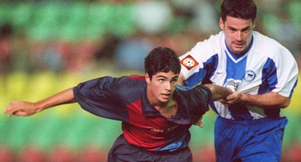 Mikel Arteta, jugando con el FC Barcelona en la temporada del centenario.