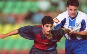 Mikel Arteta, jugando con el FC Barcelona en la temporada del centenario.