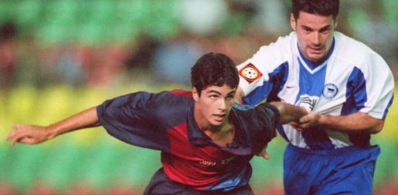 Mikel Arteta, jugando con el FC Barcelona en la temporada del centenario.