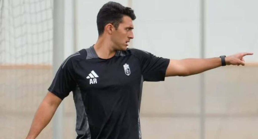 Arturo Ruiz durante un entrenamiento con el Granada.