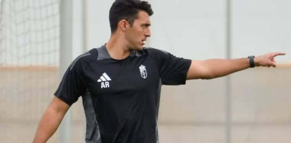Arturo Ruiz durante un entrenamiento con el Granada.