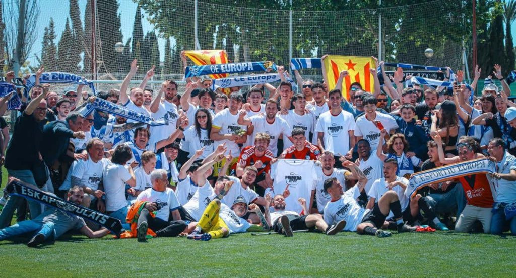 Los jugadores celebraron el ascenso junto a los aficionados.