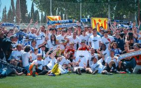 Los jugadores celebraron el ascenso junto a los aficionados.