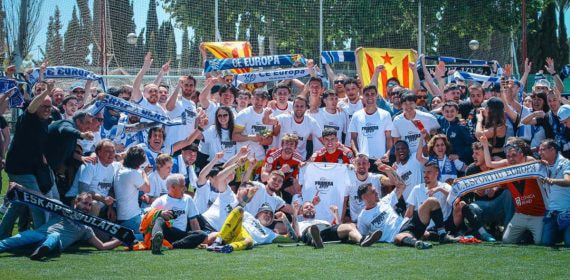 Los jugadores celebraron el ascenso junto a los aficionados.