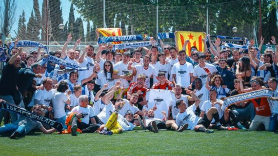 Los jugadores celebraron el ascenso junto a los aficionados.