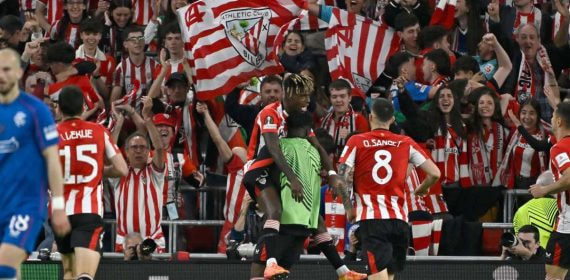 Los jugadores del Athletic celebran un gol ante el Rangers.