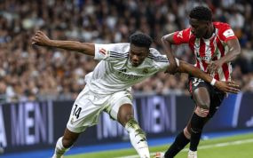 Tchouameni, durante un lance del juego con Adama Boiro.