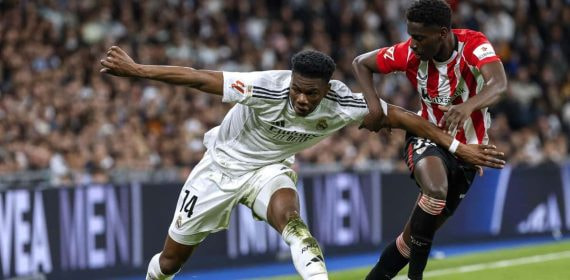 Tchouameni, durante un lance del juego con Adama Boiro.
