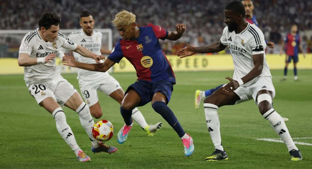 Lamine Yamal, Fran García y Antonio Rudiger disputándose el balón en la final de Copa del Rey entre Barcelona y Real Madrid.