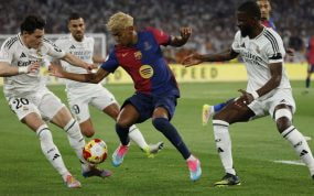 Lamine Yamal, Fran García y Antonio Rudiger disputándose el balón en la final de Copa del Rey entre Barcelona y Real Madrid.