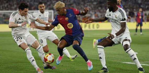 Lamine Yamal, Fran García y Antonio Rudiger disputándose el balón en la final de Copa del Rey entre Barcelona y Real Madrid.
