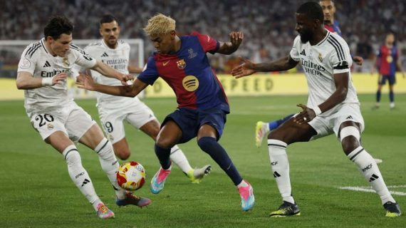Lamine Yamal, Fran García y Antonio Rudiger disputándose el balón en la final de Copa del Rey entre Barcelona y Real Madrid.