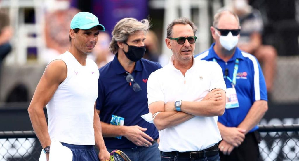 Rafael Nadal, junto a Carlos Costa (su mánager) y Benito Pérez-Barbadillo (su jefe de prensa) en el Open de Australia 2022.