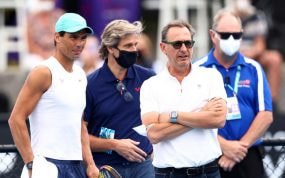 Rafael Nadal, junto a Carlos Costa (su mánager) y Benito Pérez-Barbadillo (su jefe de prensa) en el Open de Australia 2022.