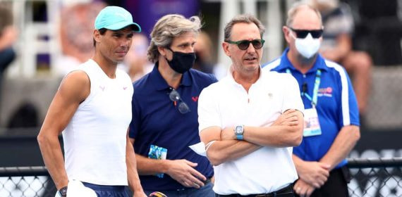 Rafael Nadal, junto a Carlos Costa (su mánager) y Benito Pérez-Barbadillo (su jefe de prensa) en el Open de Australia 2022.