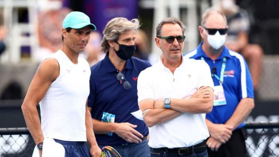 Rafael Nadal, junto a Carlos Costa (su mánager) y Benito Pérez-Barbadillo (su jefe de prensa) en el Open de Australia 2022.
