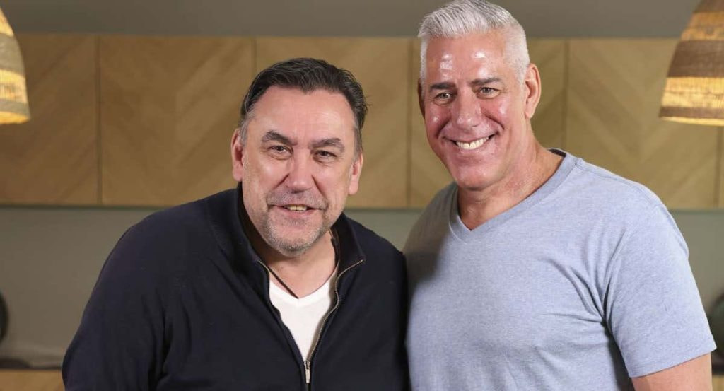 Chechu Biriukov y Joe Arlauckas posan tras la tertulia en Relevo.