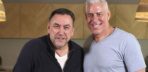 Chechu Biriukov y Joe Arlauckas posan tras la tertulia en Relevo.