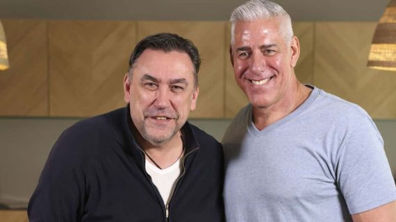 Chechu Biriukov y Joe Arlauckas posan tras la tertulia en Relevo.