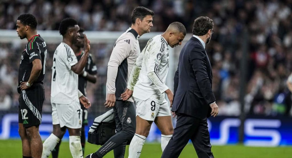 Mbappé sale del campo lesionado en el partido contra el Arsenal.