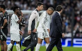 Mbappé sale del campo lesionado en el partido contra el Arsenal.