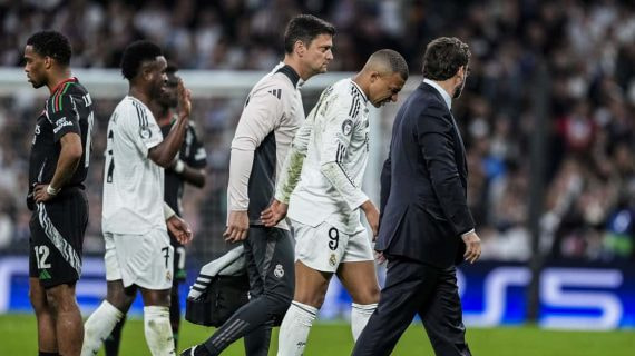 Mbappé sale del campo lesionado en el partido contra el Arsenal.