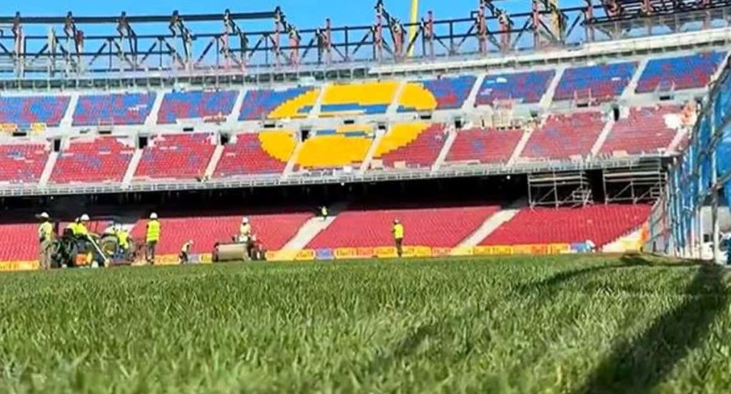 La imagen del césped luciendo en el Camp Nou de este miércoles.