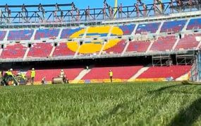 La imagen del césped luciendo en el Camp Nou de este miércoles.
