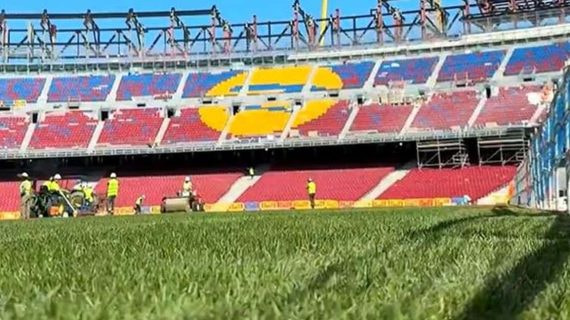 La imagen del césped luciendo en el Camp Nou de este miércoles.