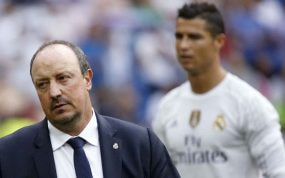 Rafa Benítez con Cristiano de fondo.