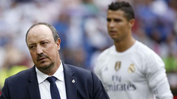 Rafa Benítez con Cristiano de fondo.