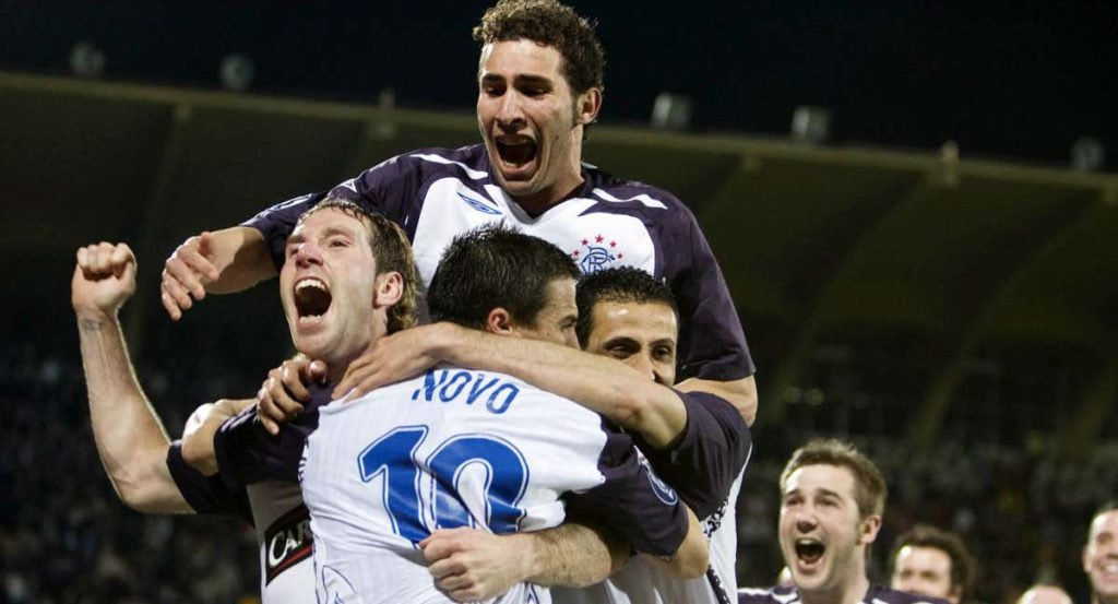 Cuéllar celebra un gol de su amigo Nacho Novo en la Copa de la UEFA.