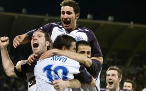 Cuéllar celebra un gol de su amigo Nacho Novo en la Copa de la UEFA.