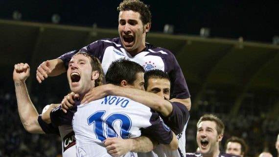 Cuéllar celebra un gol de su amigo Nacho Novo en la Copa de la UEFA.