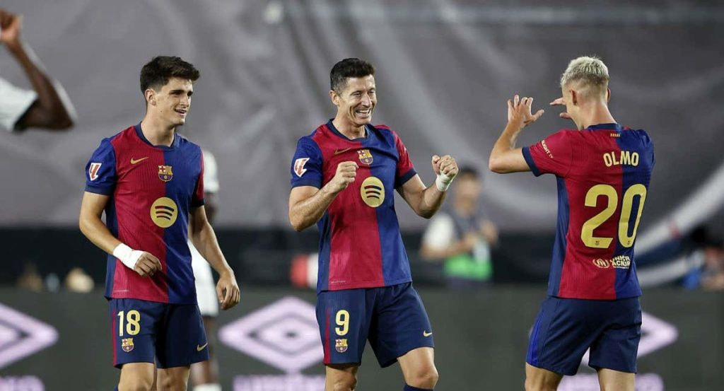 Dani Olmo celebra un gol de Lewandowski en presencia de Pau Victor.