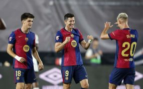 Dani Olmo celebra un gol de Lewandowski en presencia de Pau Victor.