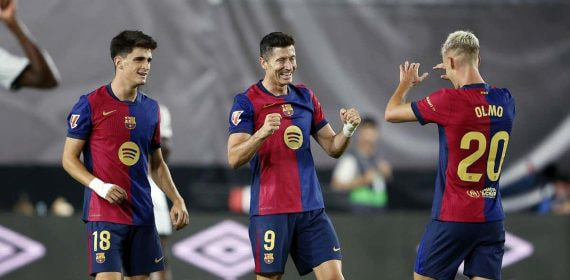 Dani Olmo celebra un gol de Lewandowski en presencia de Pau Victor.