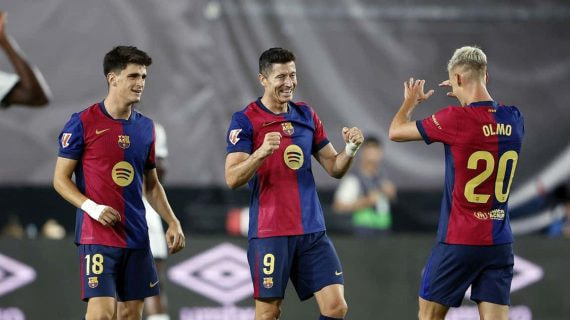 Dani Olmo celebra un gol de Lewandowski en presencia de Pau Victor.
