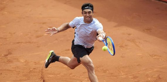 Dani Rincón golpea una derecha durante el Conde de Godó.
